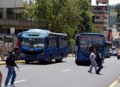 Muchos de los buses rebasan a otros cuando están en las paradas. Otros, en cambio, se quedan mucho tiempo y esto genera congestión.