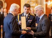 El ex presidente estadounidense Bill Clinton (izquierda) recibe la condecoración estatal, la Orden del T.G. Masaryk
