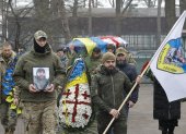 Parientes y amigos participan en Kiev del funeral de milicianos que integraban la legión georgiana.