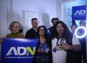 Miembros de la Alternativa Democrática Nacional (ADN), mientras esperaban los primeros resultados de las elecciones del domingo 10 de marzo.