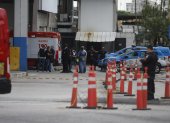 Fotografía de policías y una ambulancia a la entrada de la principal terminal de Río de Janeiro Rodoviária do Río.