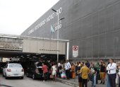 Fotografía de personas a la entrada de la principal terminal de Río de Janeiro Rodoviária do Río.