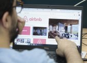 Plataforma.- Una persona busca alojamiento en Airbnb.