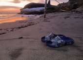 Tragedia. Las zapatillas de Matías, uno de los menores que fallecieron en playa Delfín, quedaron en la playa.