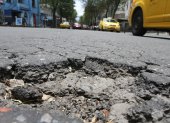 Pese a la falta de lluvias, los baches se pueden ver por toda la ciudad. La Epmmop indicó que 18 cuadrillas trabajan a diario en rellenarlos.