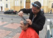 El barbero identifica las zonas donde existen personas en condición vulnerable. Los aborda, les pide su autorización y les hace un cambio de ‘look’.