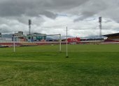 El mal estado de la cancha del Serrano Aguilar hizo que deje de ser sede del Deportivo Cuenca. Ya se trabaja en dos fases de su recuperación.