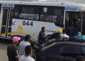 El ataque al bus y al conductor se produjo en presencia  de agentes de la CT, según el video que circula en redes.