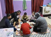 Zamzam y su familia, que huyeron de la aldea de Beit Lif, en el sur del Líbano, cerca de la frontera con Israel, comen Iftar el primer día del mes sagrado del Ramadán en la sala de una de las escuelas refugio donde viven desde el bombardeo israelí.