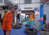 Con la mirada Sixto Chamorro sigue el trabajo de sus alumnos entre la calle y su gimnasio.