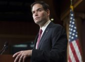 MHR06 WASHINGTON (ESTADOS UNIDOS), 13/04/2015.- Fotografía de archivo que data del 17 de diciembre de 2014 en la que se muestra al sebadir republicano Marco Rubio pronunciando un discurso sobre la decisión de Obama de iniciar un proceso de acercamiento entre EE.UU. y Cuba, en el Capitolio de Washington, Estados Unidos. Rubio anunció hoy, lunes 13 de abril de 2015, a sus principales donantes que presentará su candidatura a las primarias del Partido Republicano para competir en las elecciones presidenciales de Estados Unidos de 2016. EFE/Michael Reynolds EEUU ELECCIONES