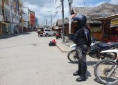 Un policía vigila un sector de la ciudad de Esmeraldas, dentro del estado de excepción.