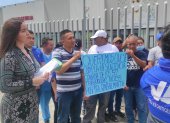 Un grupo de trabajadores del hospital de Manta reclama por el incumplimiento de la acción de protección.