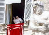 Vatican City (Vatican City State (holy See)), 17/03/2024.- Pope Francis leads his Angelus prayer from the window of his office overlooking St. Peter"s Square at the Vatican City, 17 March 2024. (Papa) EFE/EPA/FABIO FRUSTACI