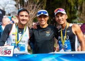 Daniel Pintado (i), junto a su entrenador Andrés Chocho y el peruano César Rodríguez, que fue primero.
