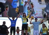 El ecuatoriano Segundo Navarrete (i), escoltó Tylor Lucke (c), ganador de la L’Etape Ecuador 2024.