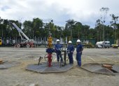 Labor.- Trabajadores en un pozo de petróleo en Ecuador.