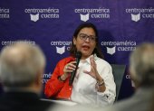 La directora del festival literario itinerante Centroamérica Cuenta, la nicaragüense Claudia Neira, habla durante una rueda de prensa