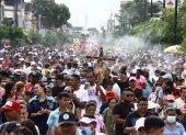 Miles de feligreses acuden cada Viernes Santo a la procesión del Cristo del Consuelo, en el suroeste de Guayaquil.