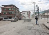 Afectación. El paso de vehículos pesados incrementa la polvareda en la avenida principal de Panorama. A diario, los ciudadanos que caminan por el sitio deben cubrirse la nariz y la boca.