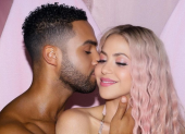 Shakira  junto al actor Lucien Laviscount.
