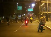 Carreras. Una vez que culminaron los controles en la NN. UU., los motociclistas regresaron al sector para hacer piruetas en el bulevar.