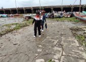 Panorama. Este muelle ubicado al fondo del mercado Caraguay está lleno de lodo. Es complicado cruzarlo sin resbalarse.