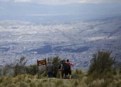 Un grupo de turistas visitan el teleférico en Quito.
