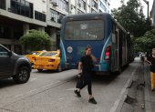Guayaquil. En el centro de la ciudad, los buses son los que más contaminan. Las personas deben taparse la cara para evitar ser afectadas.
