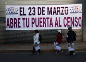 Voluntarios se desplazan por una calle durante el censo de población y vivienda este sábado 23 de marzo, en La Paz.