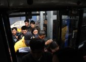 Largas filas se forman para tomar las unidades. Usuarios indican que no hay suficientes buses para acomodar a la amplia demanda.