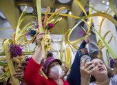 Feligreses participan en la misa del Domingo de Ramos, en el inicio de las festividades religiosas de Semana Santa, en Managua (Nicaragua)