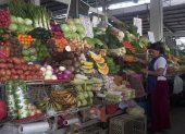 Plaza. Los comerciantes de los mercados municipales aseguran que los alimentos llegan caros desde el mercado de mayoristas, de Montebello.