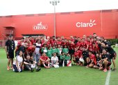 Jorge Fossati (i) junto a toda la plantilla emocionada tras la visita de niños de una fundación en Perú.