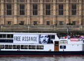 Una embarcación exhibe una cartel con el rostro de Julian Assange, que lleva casi 14 años de cautiverio en Inglaterra sin haber sido condenado por ningún delito.