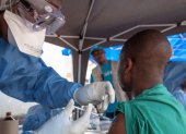 Personal médico vacuna a un ciudadano como medida de prevención contra el ébola en Beni, República Democrática del Congo.