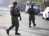 Soldados patrullan el 19 de marzo de 2024 en una calle del Reparto La Campanera, uno de los barrios que registraba mayor presencia de pandillas, en Soyapango (El Salvador).