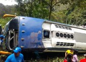 El bus interprovincial cayó a un abismo, cuando circulaba por la vía Alóag- Santo Domingo.