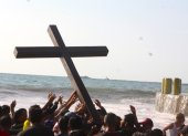 La tradición del Baño de la Cruz en Ballenita empezó desde el martes 6 de abril de 1971.