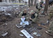 Expertos militares trabajan en el lugar del bombardeo cerca de edificios residenciales en Kharkiv, Ucrania, el 27 de marzo de 2024, en medio de la invasión rusa.