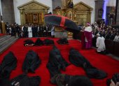 El ritual funerario rinde homenaje al sacrificio de Jesús en la cruz.