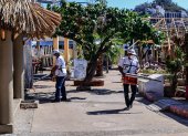 Trabajadores participan en una jornada de fumigación en zonas propensas a la proliferación de los mosquitos transmisores del dengue, en Acapulco (México).