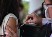 Una profesional de la salud aplica una dosis de la vacuna contra el dengue, en Brasilia (Brasil).