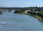 Un migrante (c) desiste de ingresar a Estados Unidos y se regresa a la población de Piedras Negras, (Cohauila, México), atravesando el Rio Bravo este sábado, en Eagle Pass, Texas (Estados Unidos).