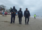 Policías resguardan una de las playas de Santa Elena.