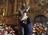 Preparativos. Los fieles se acercaron a donar flores para las imágenes que serán parte de la procesión Jesús del Gran Poder.