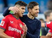 El director técnico español Xabi Alonso (d) habló sobre su continuidad en Bayer Leverkusen