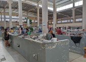 Espacio. Por problemas ligados sobre todo a la insalubridad, el centro municipal de abastos permanece prácticamente vacío. A diario, son contadas las personas que acuden al lugar en busca de productos.