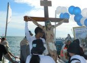 Las embarcaciones llevaron a creyentes que al llegar a aguas profundas lavaron las estatuas de Jesús.