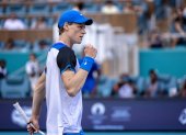 Sinner celebra tras vencer por fin a Daniil Medvedev, número cuatro, quien lo eliminó el año pasado en el Miami Open.